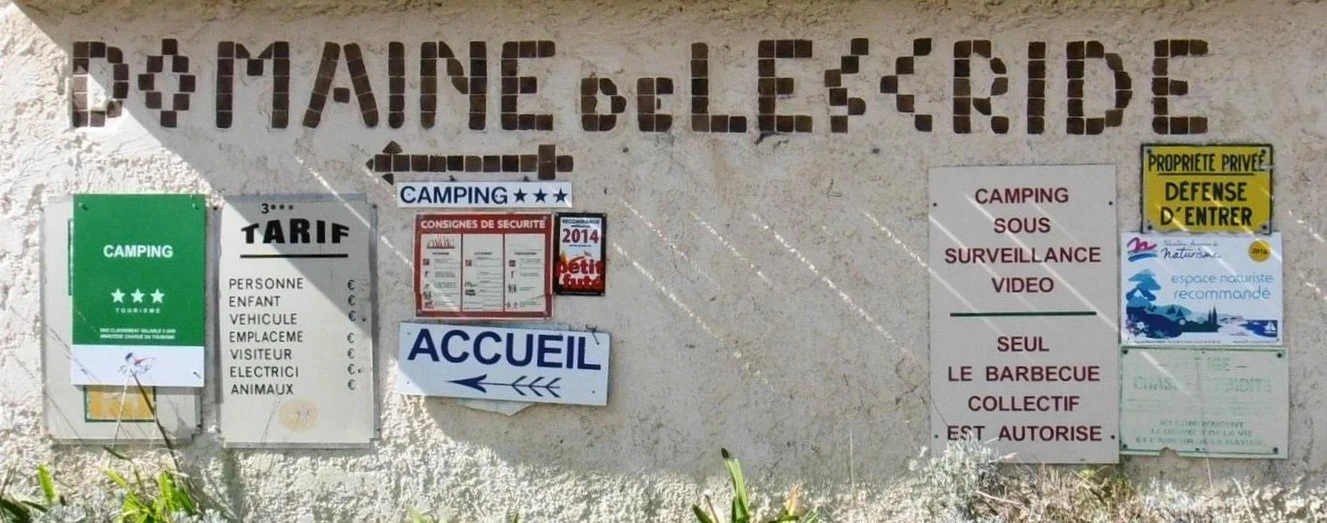 Façade de l'entrée du camping de l'escride