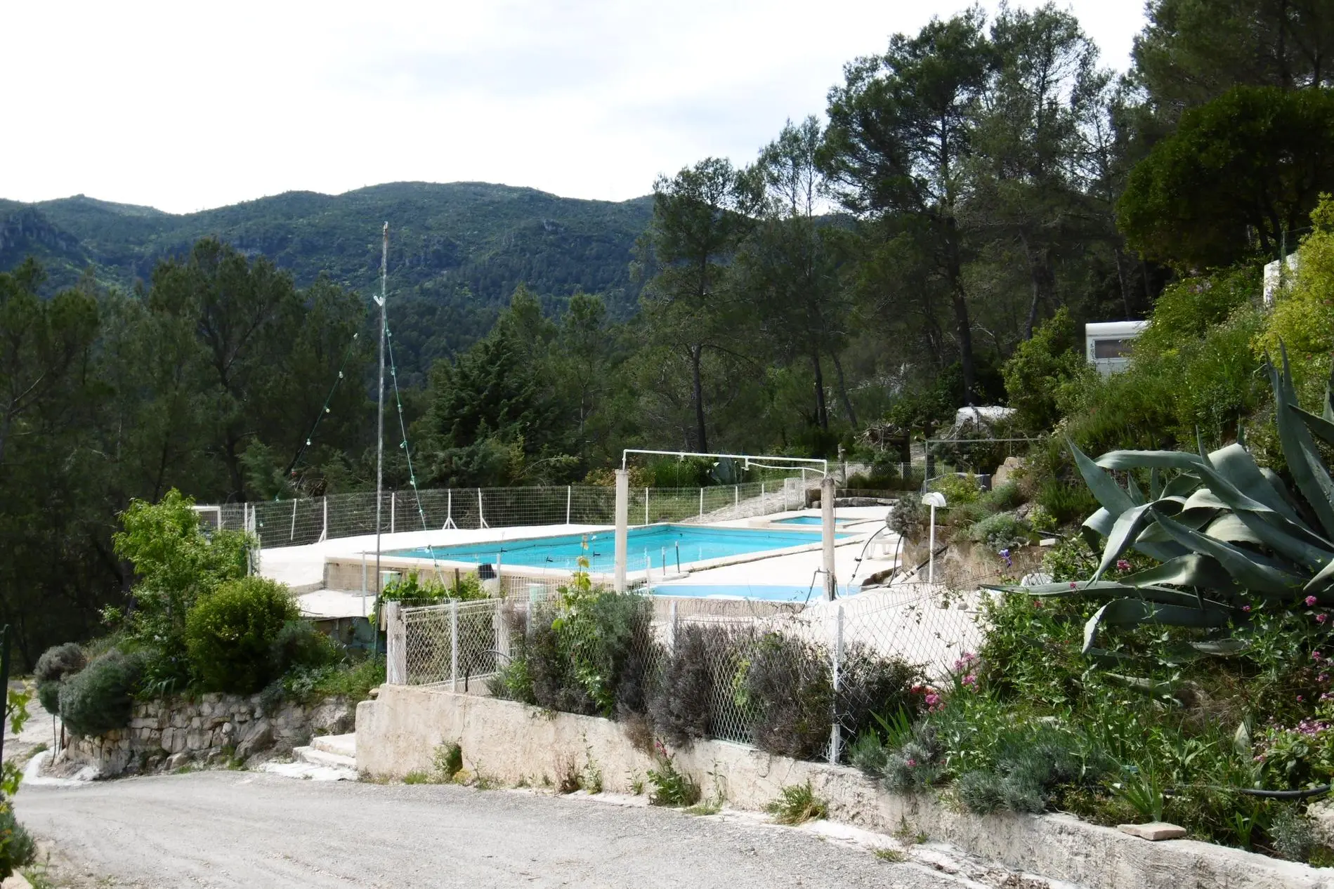 Façade de l'entrée du camping de l'escride
